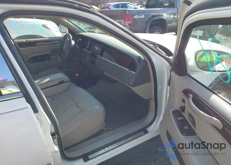 2010 Lincoln Town Car Signature Limited z USA, uszkodzony, nr VIN 2LNBL8CV7AX615844